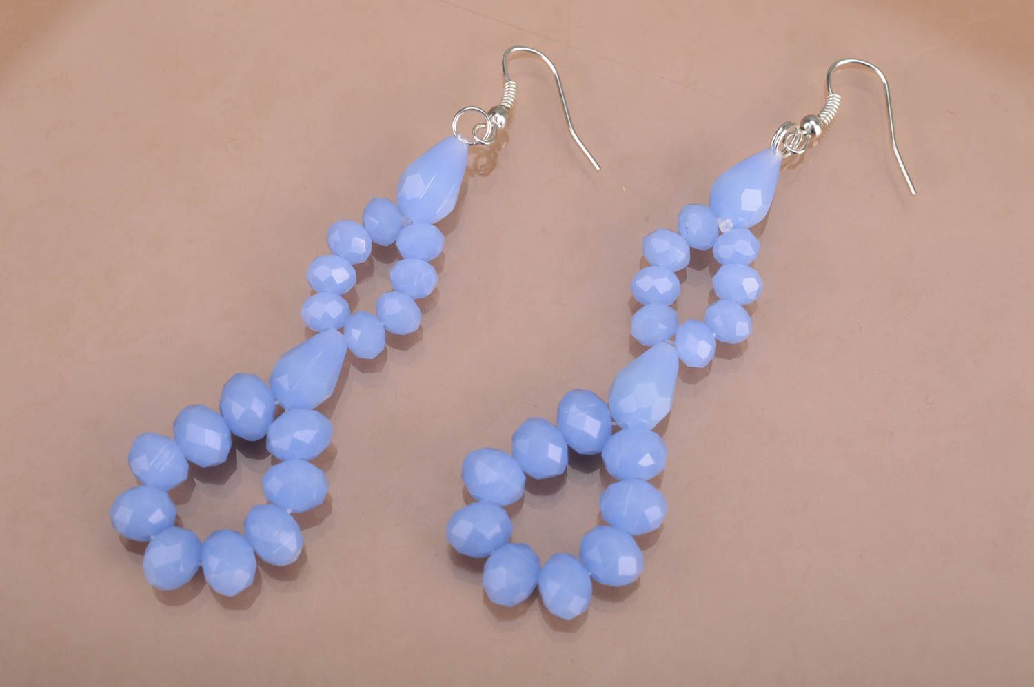 Originelle schöne handmade lange Ohrringe aus Kristallen in Blau mit Anhängern foto 2