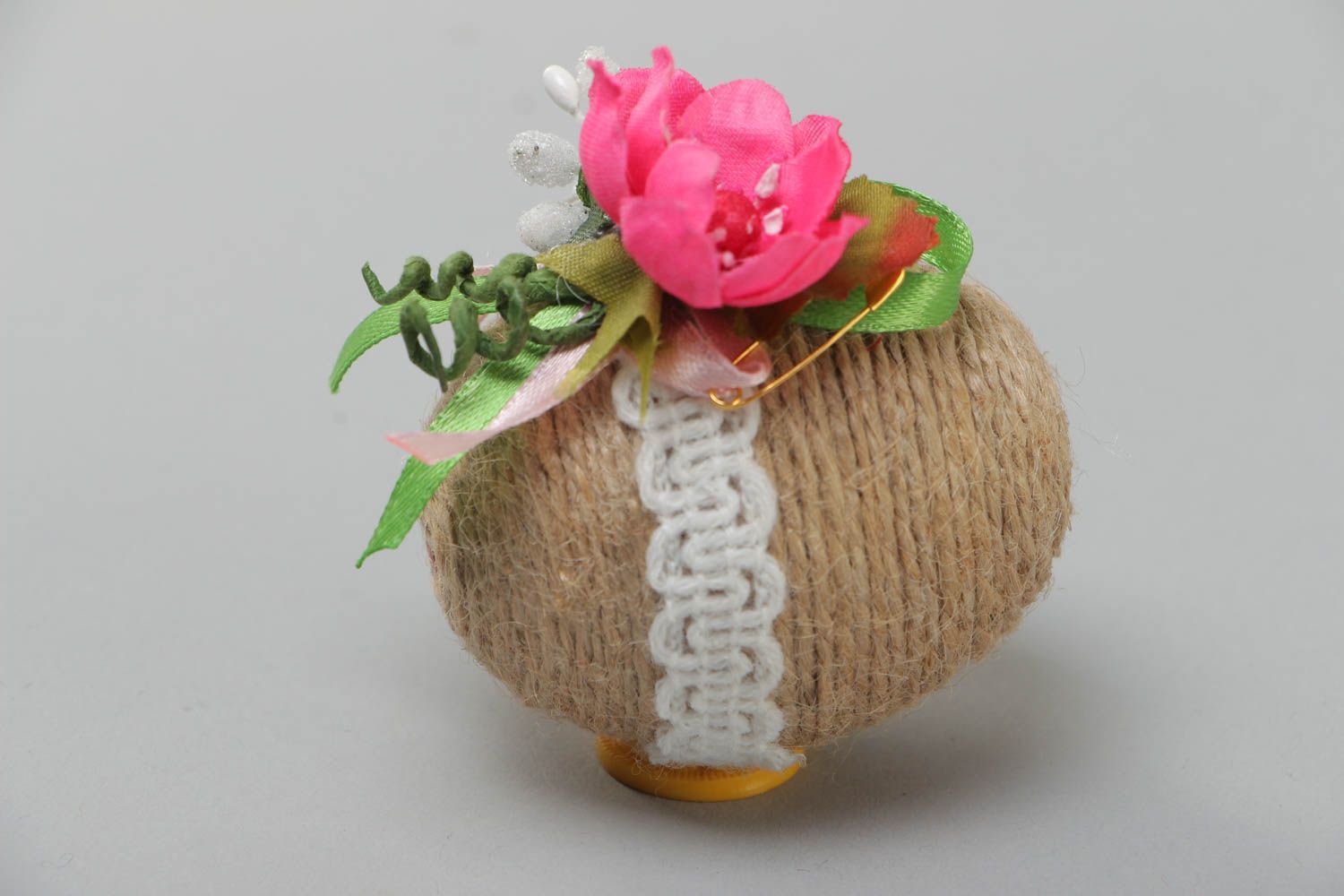 Huevo de Pascua de madera artesanal envuelto en bramante con flores  foto 4