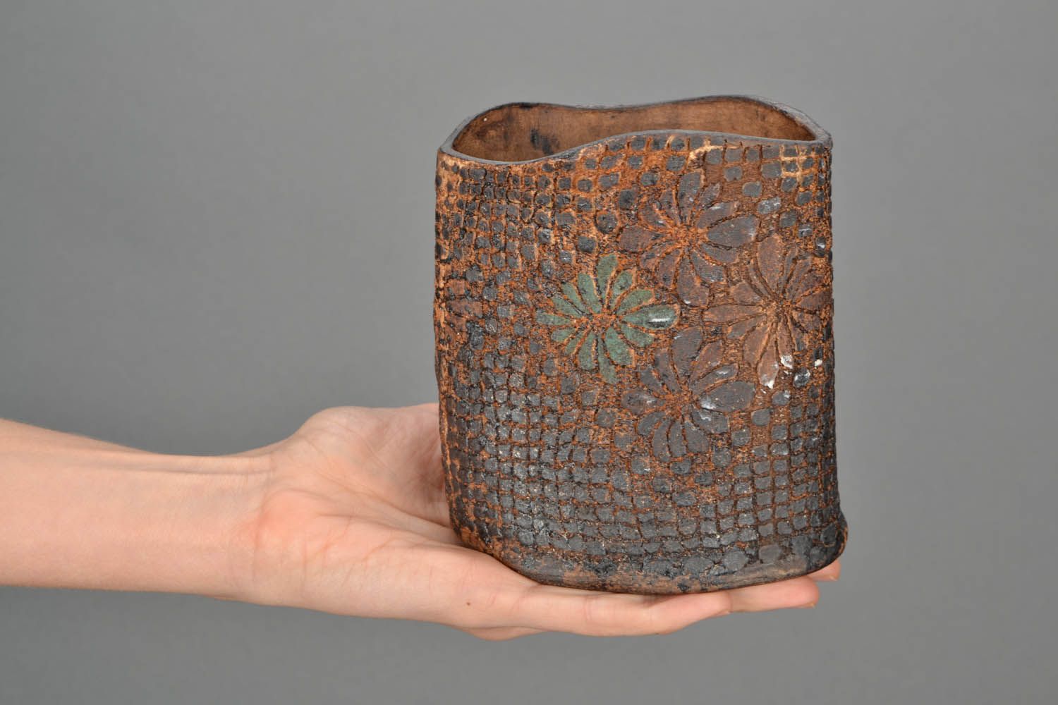 Vaso de mesa de cerâmica esculpido a mão foto 2