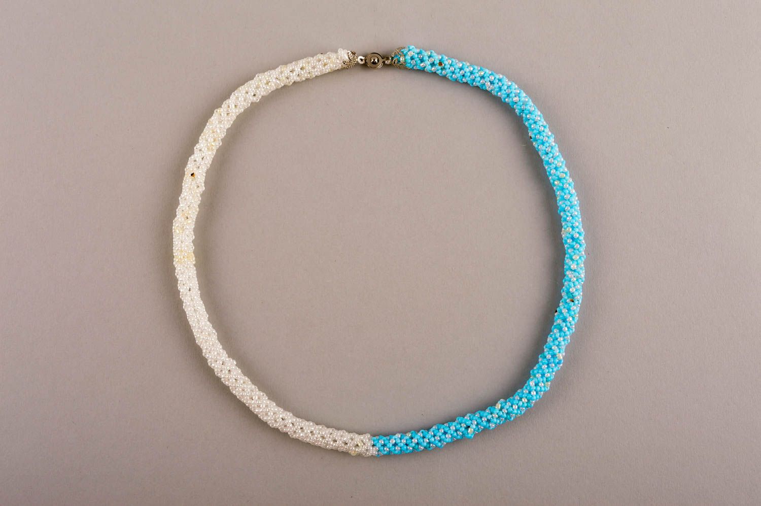 Collier en perles de rocaille Bijou fait main blanc-bleu original Cadeau femme photo 2