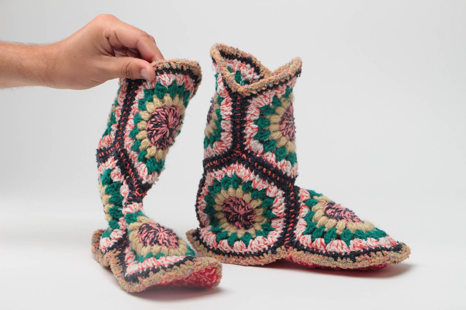Chaussons bottes tricotés au crochet multicolores faits main pour femme photo 5
