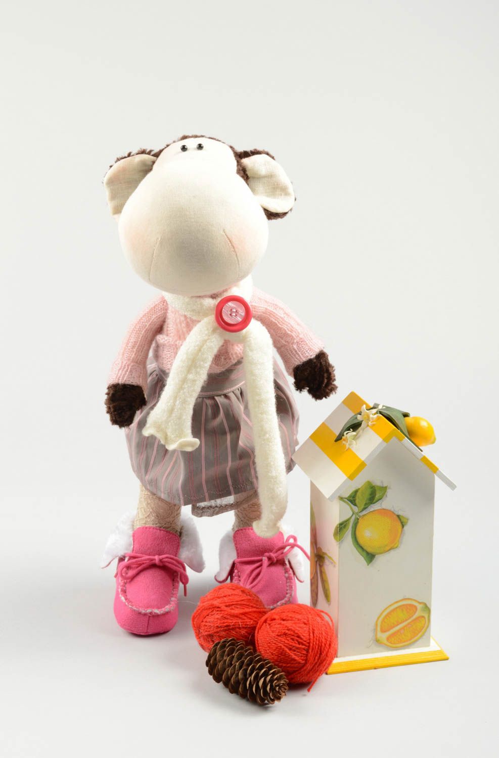 Muñeco artesanal juguete original elemento decorativo monito vestido alegre foto 5