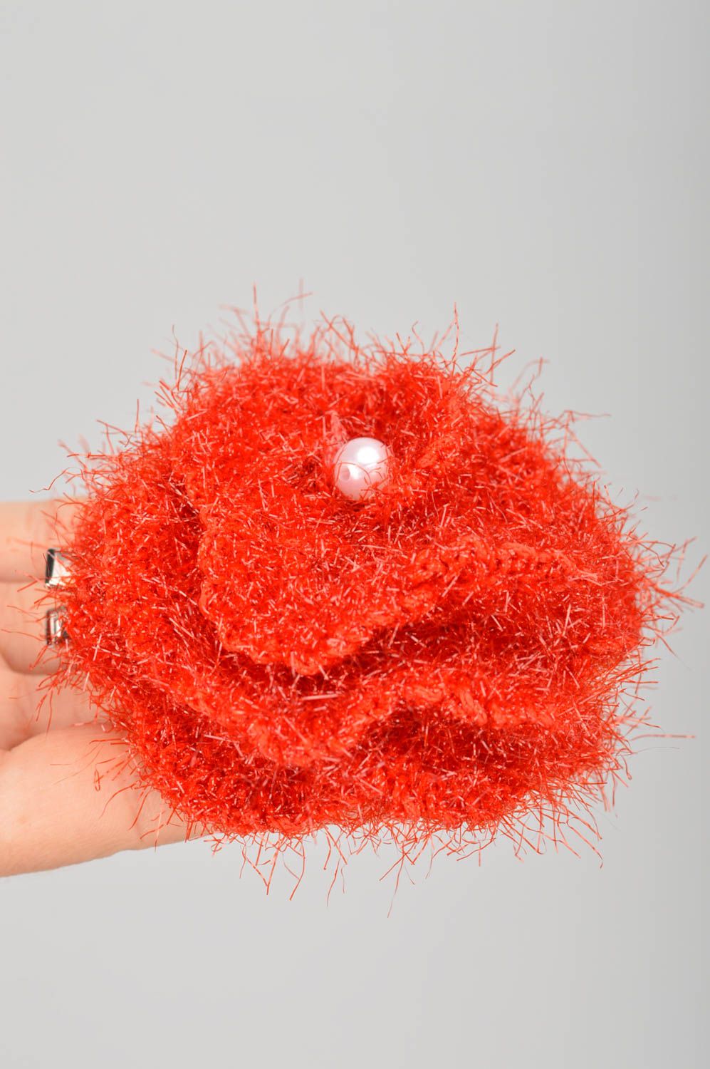 Barrette broche fleur tricotée en fils acryliques faite main rouge accessoire photo 3