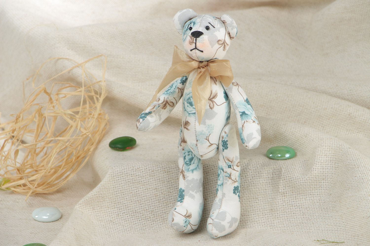 Хлопковая мягкая игрушка в виде медвежонка с бантиком ручной работы красивая фото 1