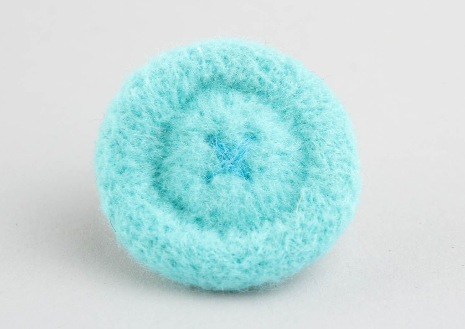 Anel artesanal feito de lã na técnica de feltragem seca na forma de um botão foto 3