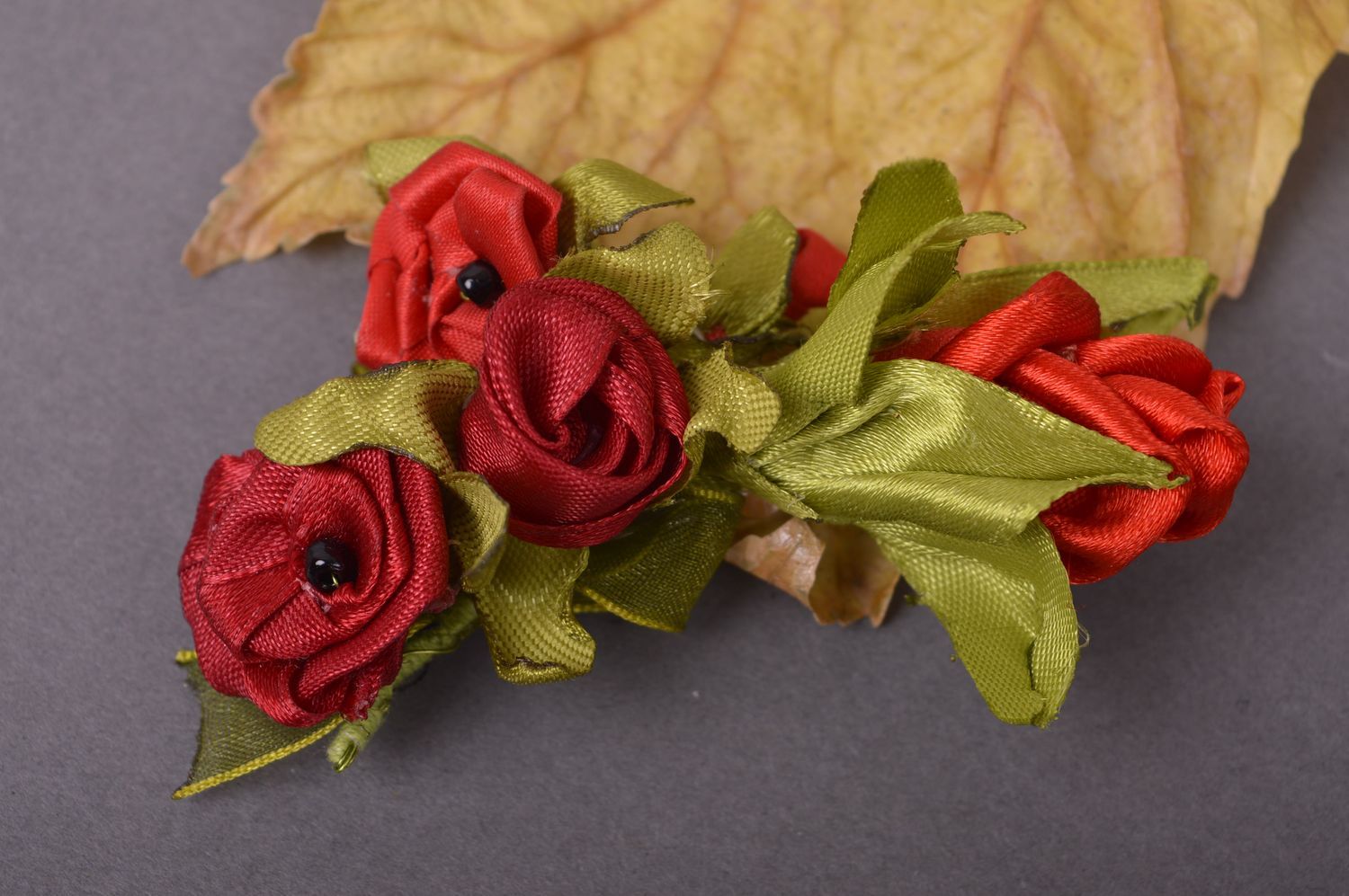 Broche fleurs rouges Bijou fait main en tissu de satin Cadeau femme original photo 1