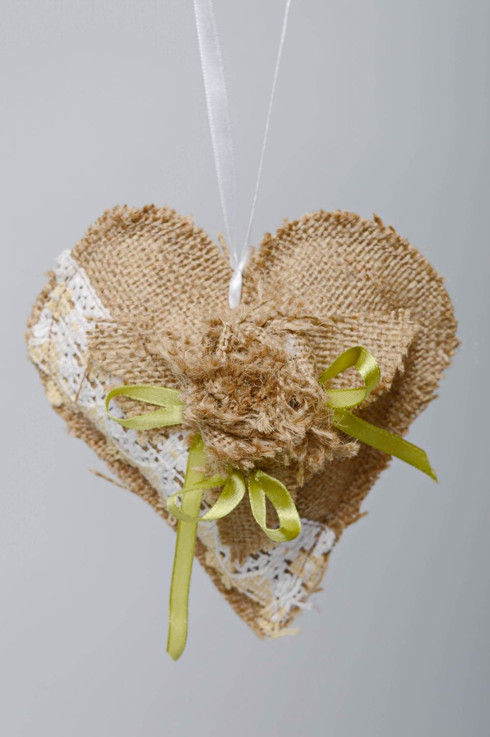 Colgante para interior Corazón de arpillera con flores foto 1