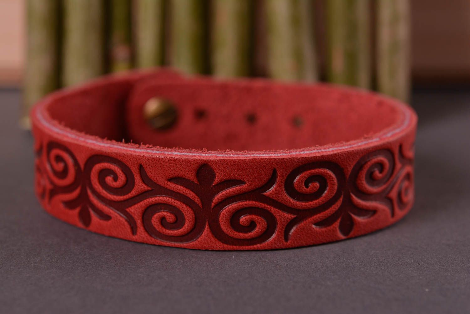 Кожаный браслет ручной работы красное украшение из кожи браслет на руку фото 1