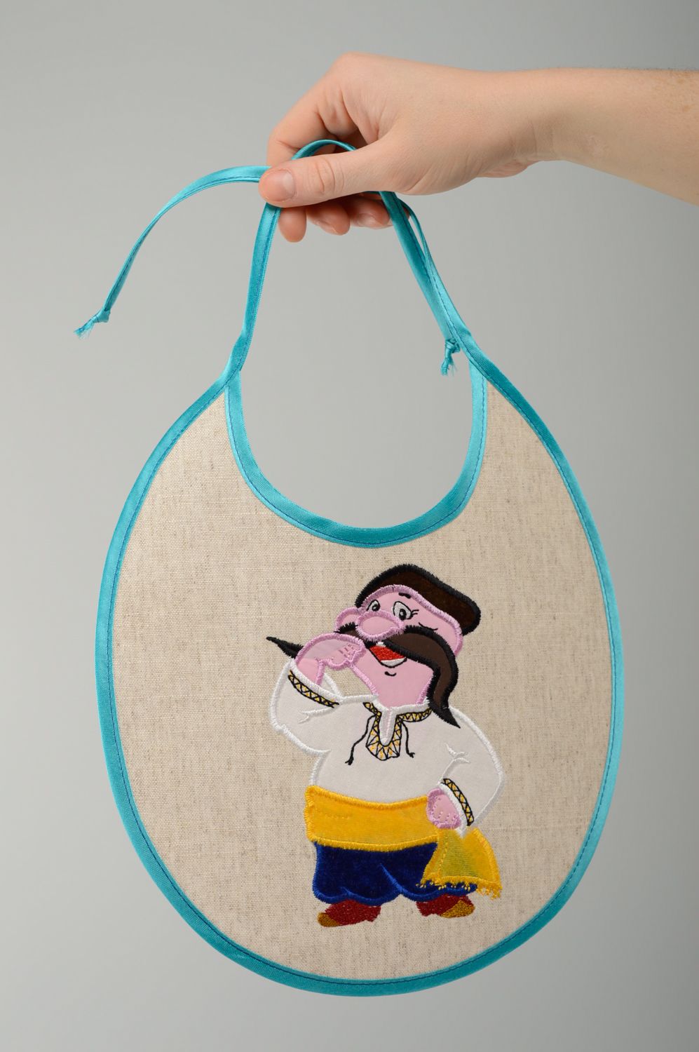 Babero de lino hecho a mano con bordados para niño foto 4