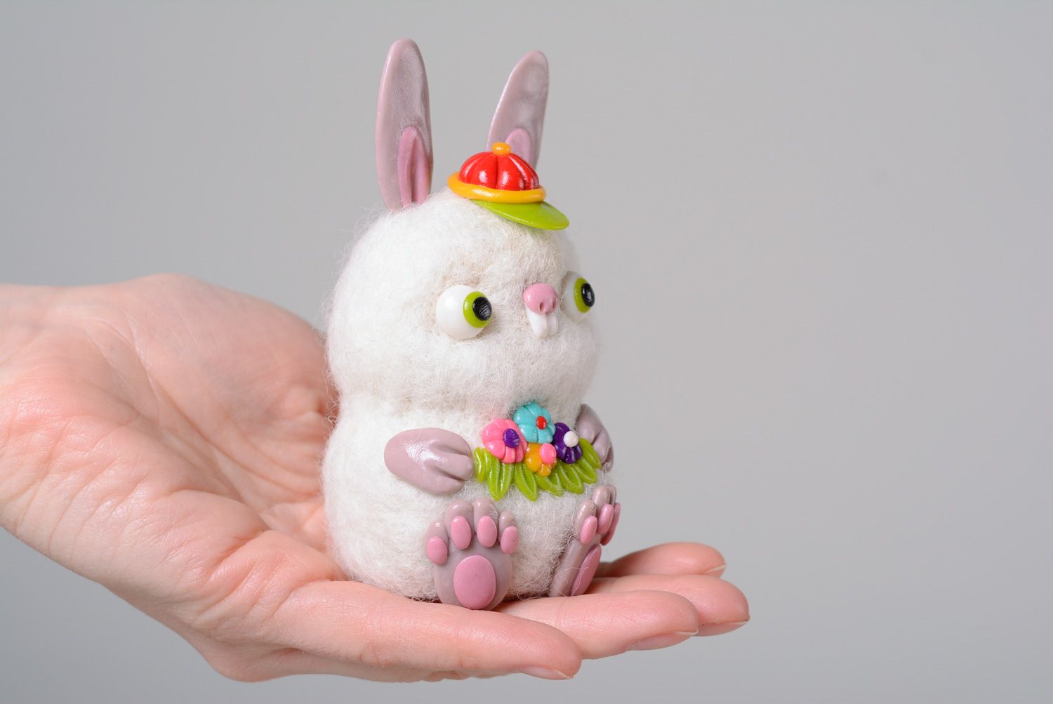 Миниатюрная валяная игрушка белый кролик фото 5