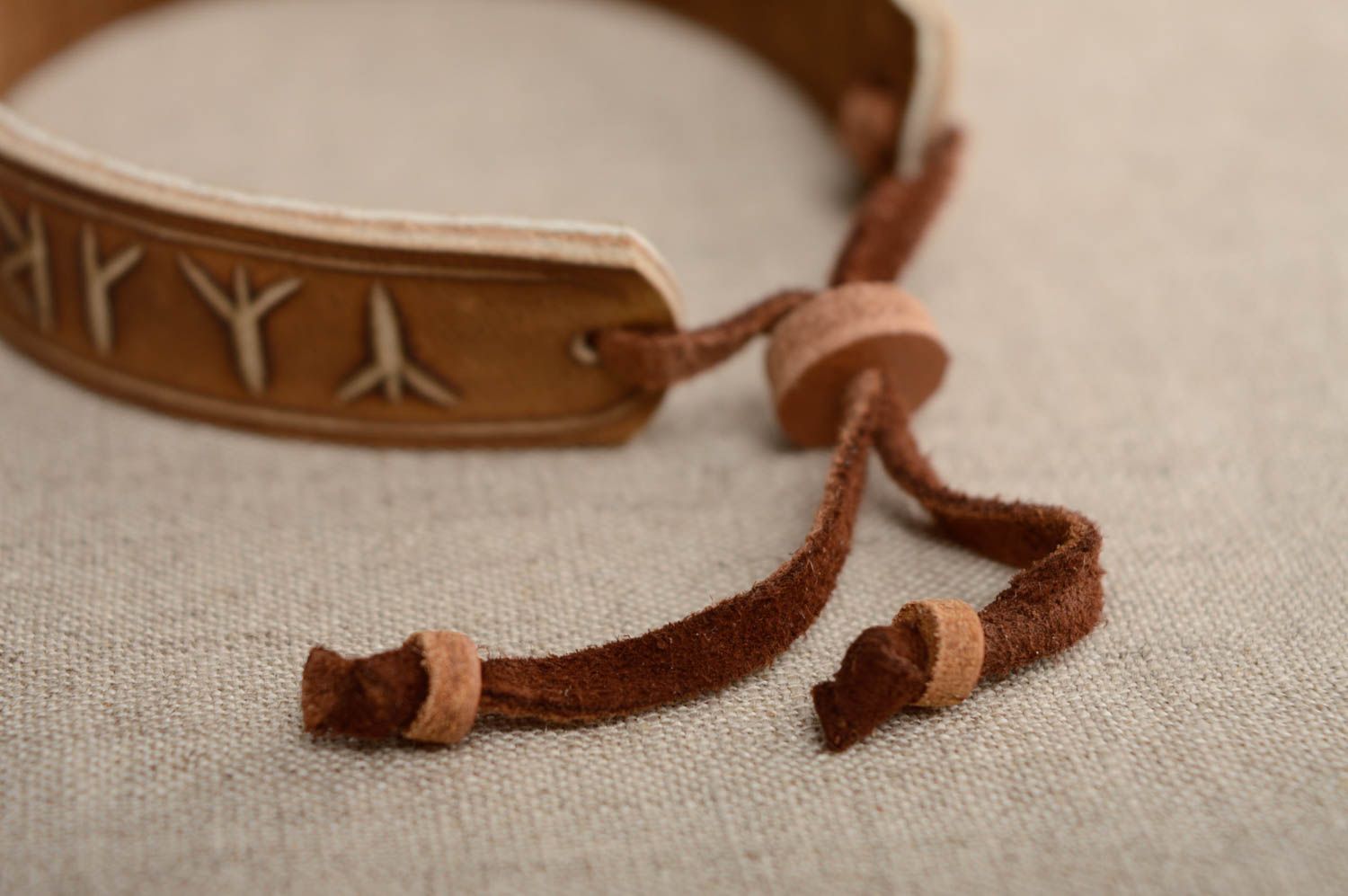 Bracelet en cuir réglable brun avec runes fait main cadeau insolite original  photo 3