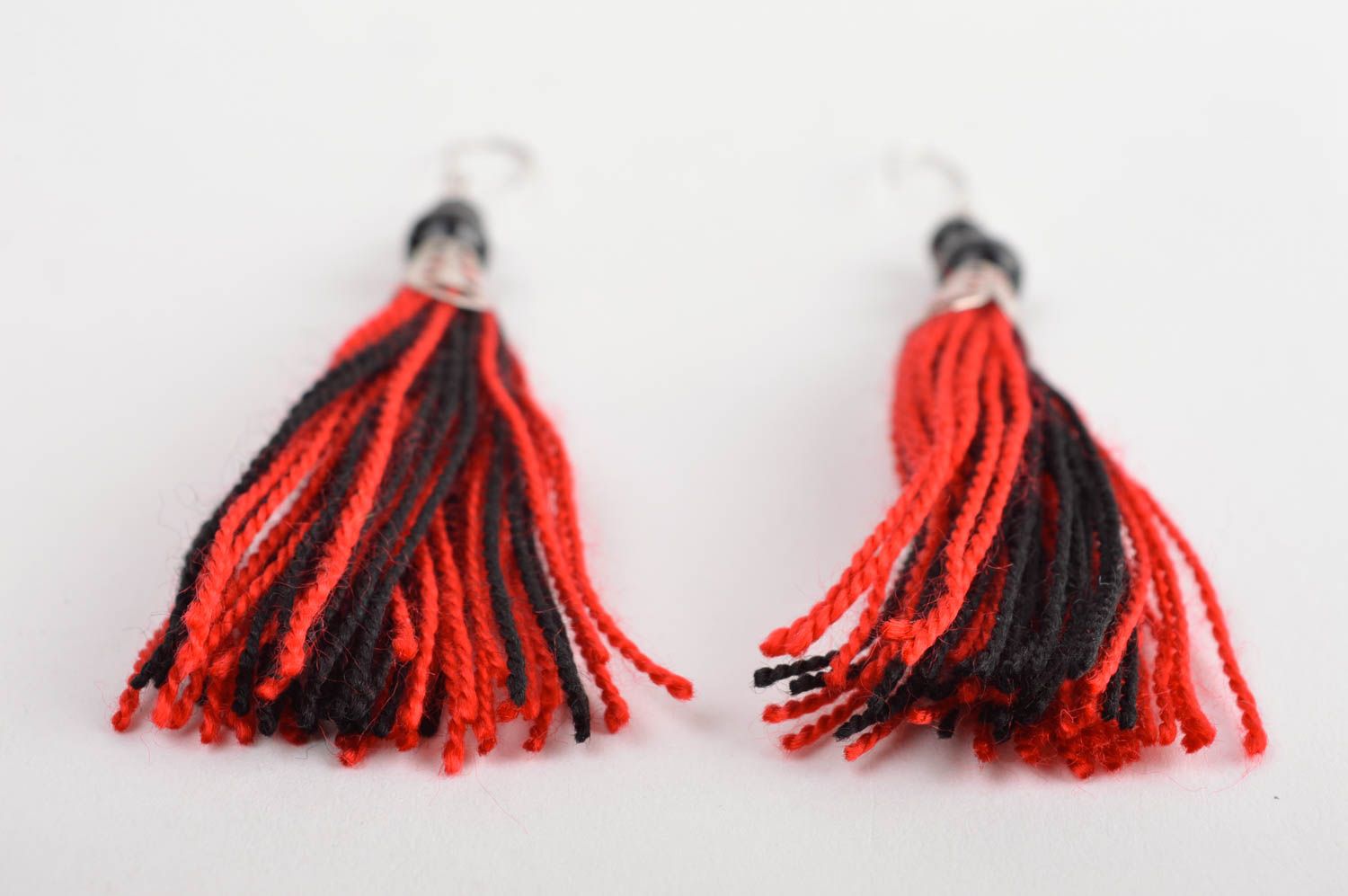 Boucles d'oreilles originales Bijou fait main rouge et noir Cadeau femme Glands photo 4