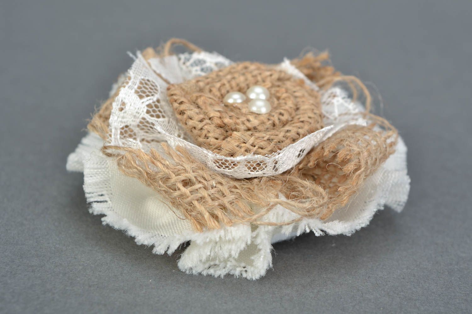 Broche artesanal de harpillera y encaje accesorio de tela con forma de flor delicada  foto 3
