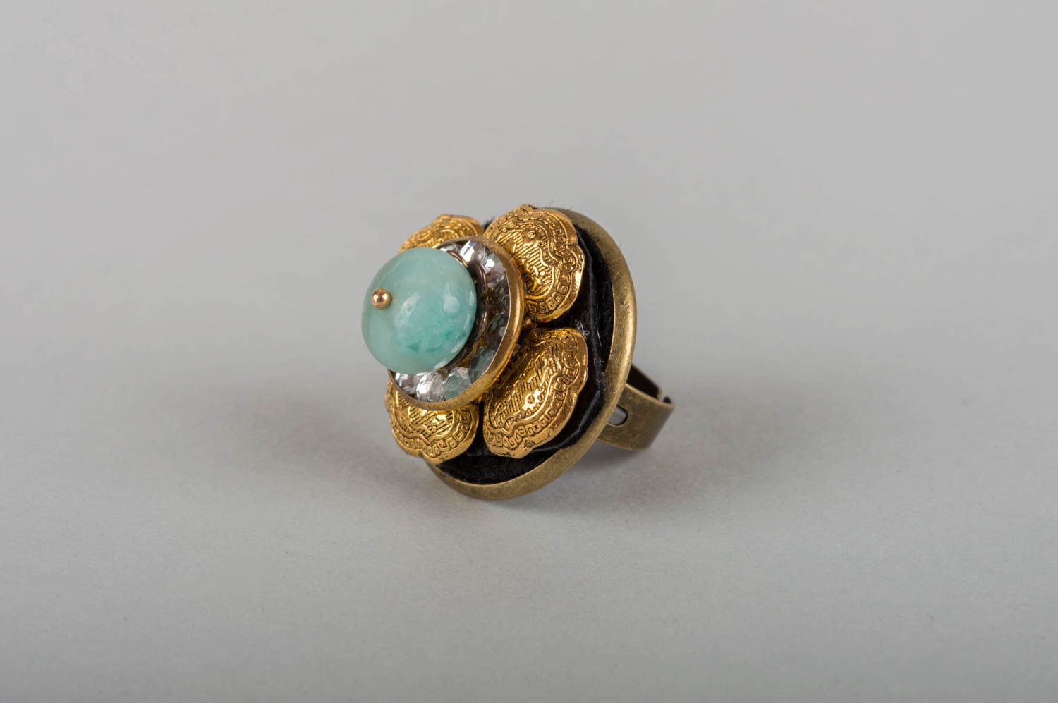 Conjunto de bisutería artesanal con piedras naturales anillo y pendientes foto 3