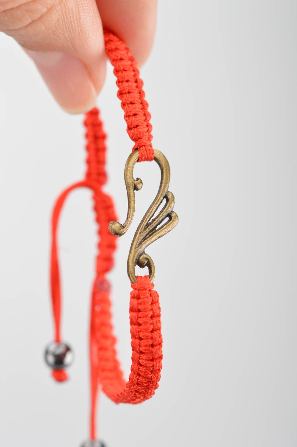 Красный браслет из шелковых ниток с вставкой из металла тонкий ручной работы фото 3