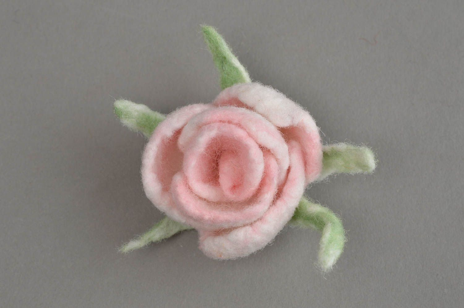 Мягкая брошь в технике валяния из шерсти ручной работы в виде розы нарядная фото 2