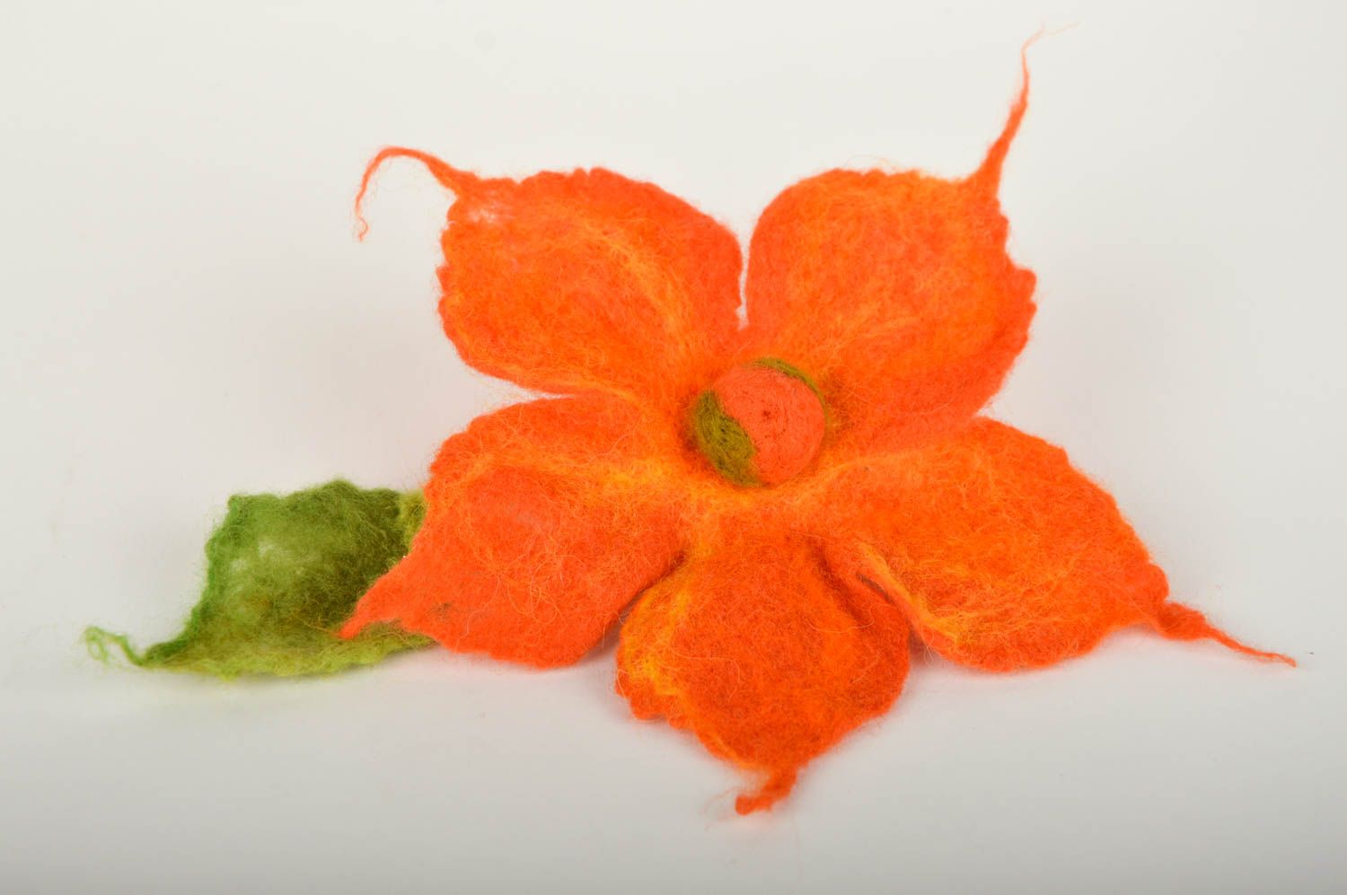 Grosse Broche fleur faite main orange en laine feutrée Accessoire femme photo 2