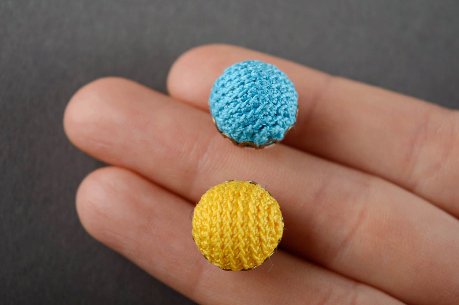 Boucles d'oreilles puces tricotées au crochet faites main boules bleu jaune  photo 4