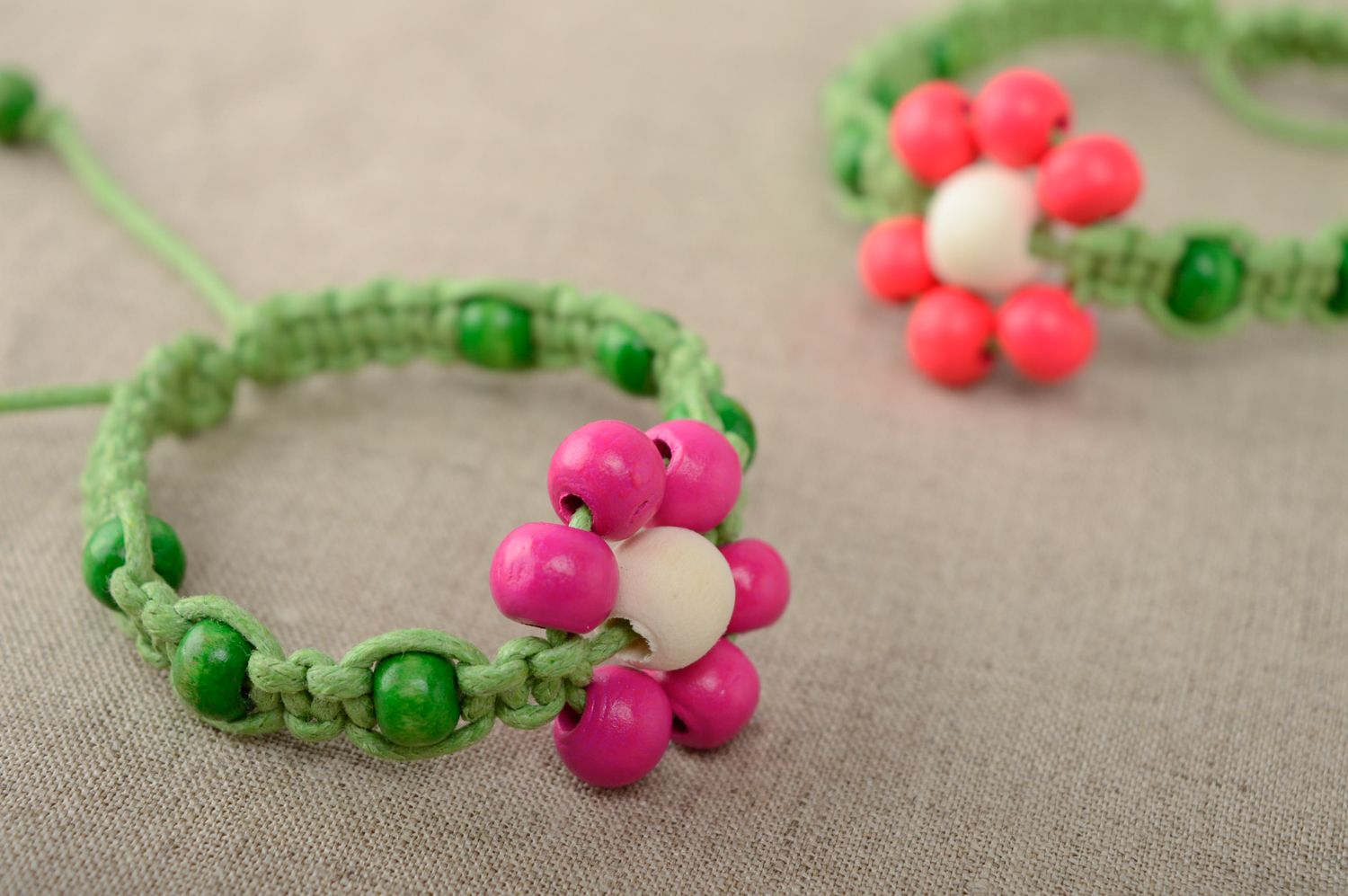 Bracelet en macramé de lacet ciré et perles en bois vert fleur fait main femme photo 5