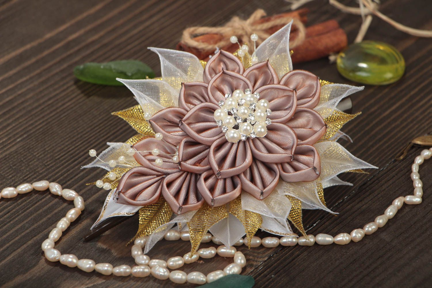 Dunkle schöne elegante originelle handgemachte Haarspange mit Blume aus Atlas foto 1