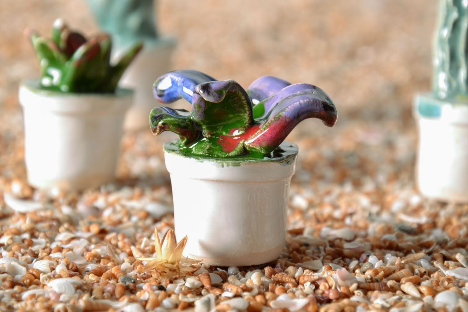 Statuette en terre cuite en forme de pot de fleurs photo 1