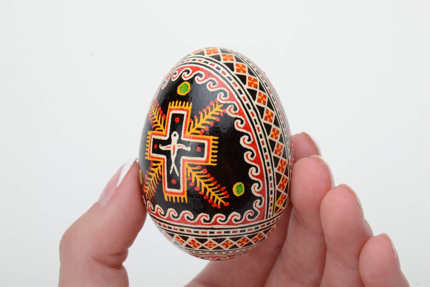 Расписное куриное яйцо ручной работы традиционная писанка с черным фоном фото 5