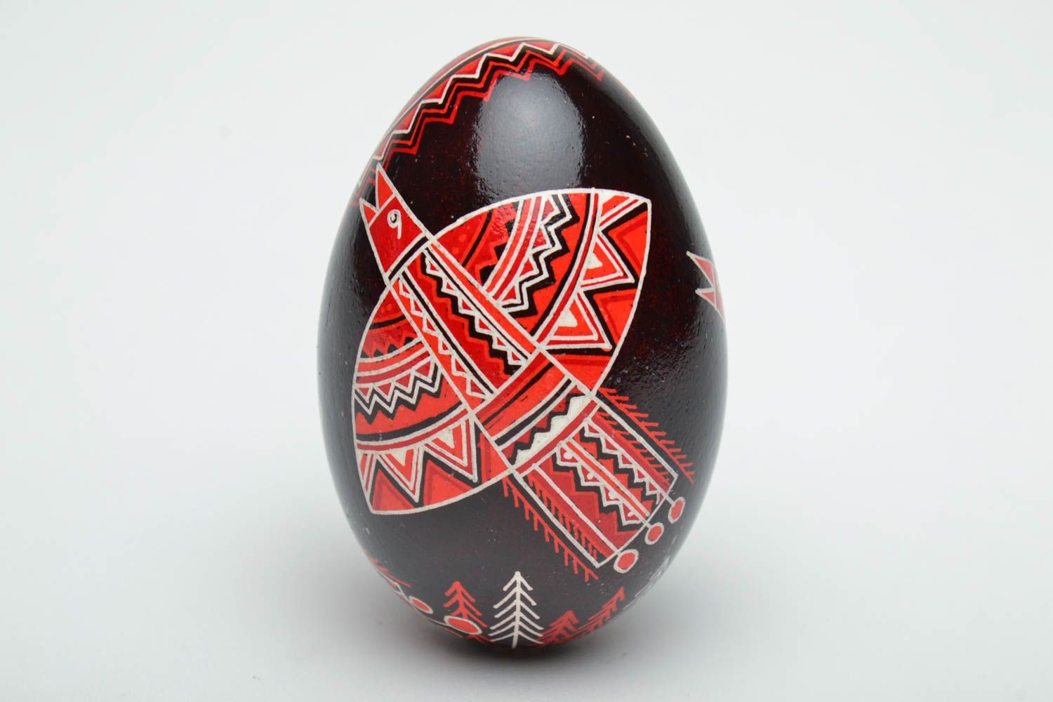 Œuf de Pâques décoratif pyssanka faite main peinture en noir rouge de créateur photo 2