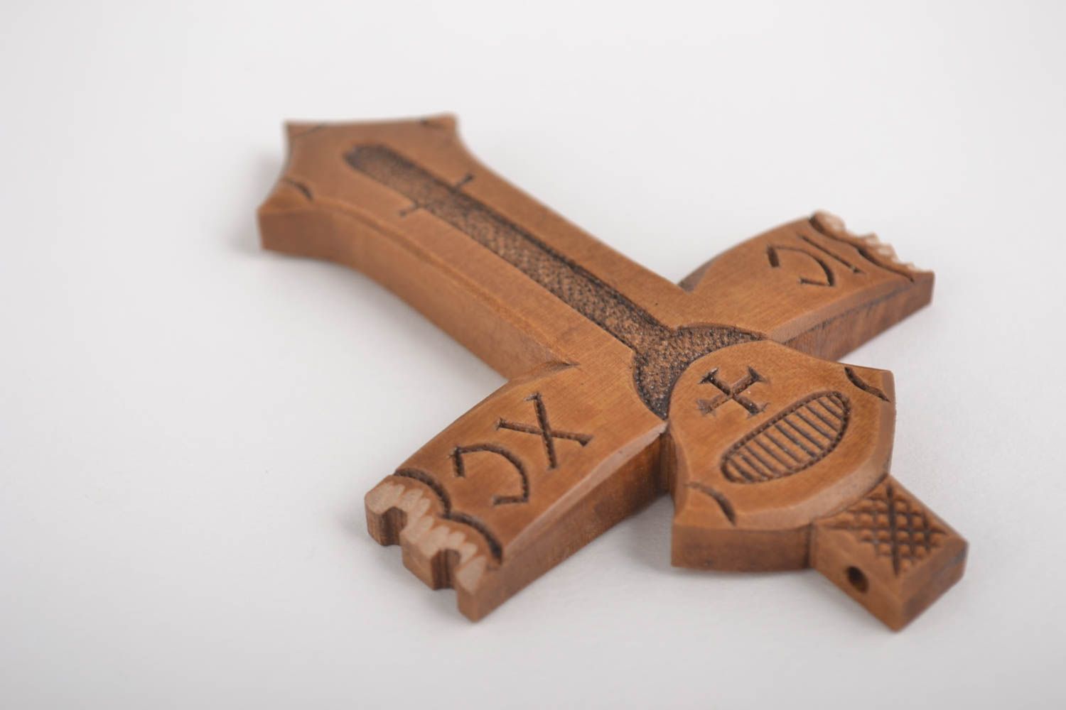 Croix pectorale faite main Pendentif en bois de poirier verni Objet religieux photo 3