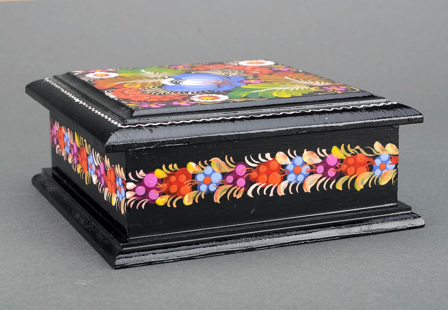 Caixa de madeira com ornamento floral foto 3