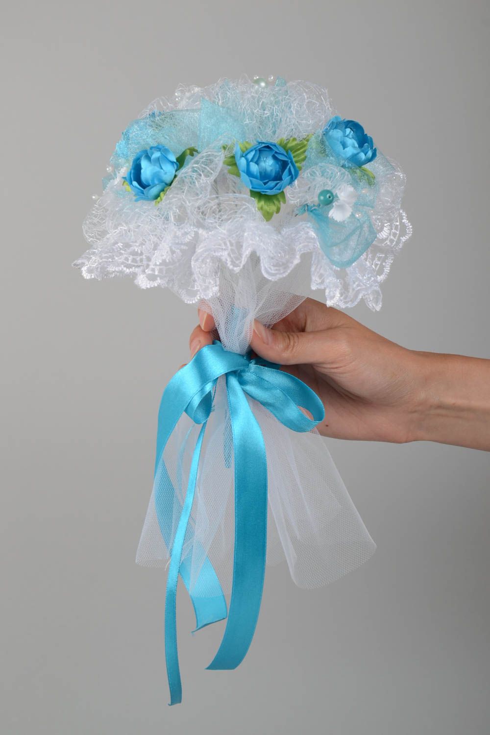 Handmade Blumenstrauß für Hochzeit mit blauen künstlichen Rosen aus Atlasbändern foto 5