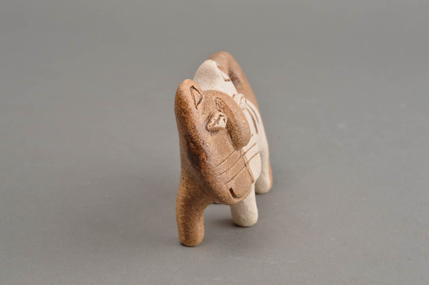 Статуэтка из шамотной глины ручной работы расписанная глазурью в виде кота фото 4
