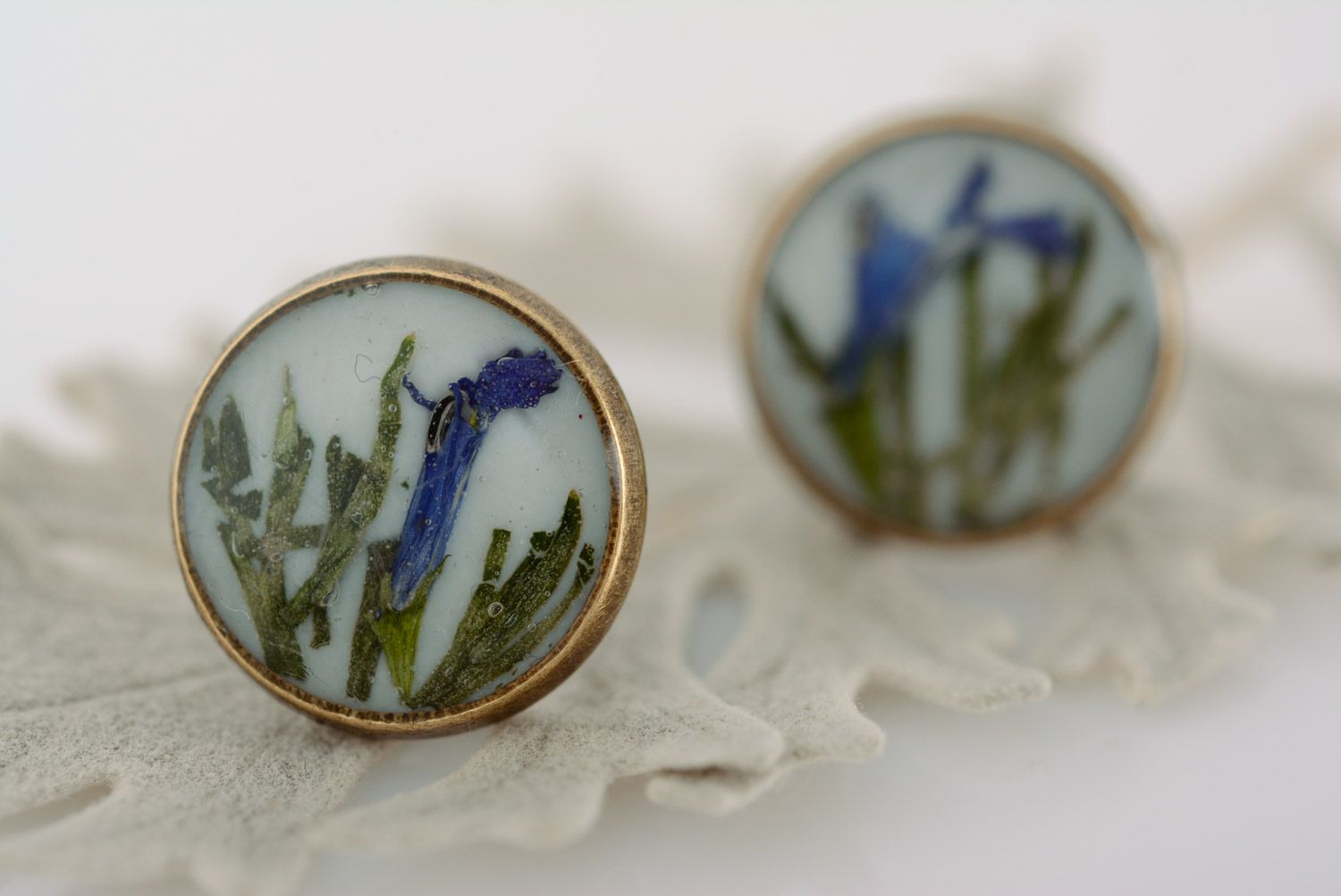 Handmade metal round earrings with dried flowers coated with epoxy photo 1