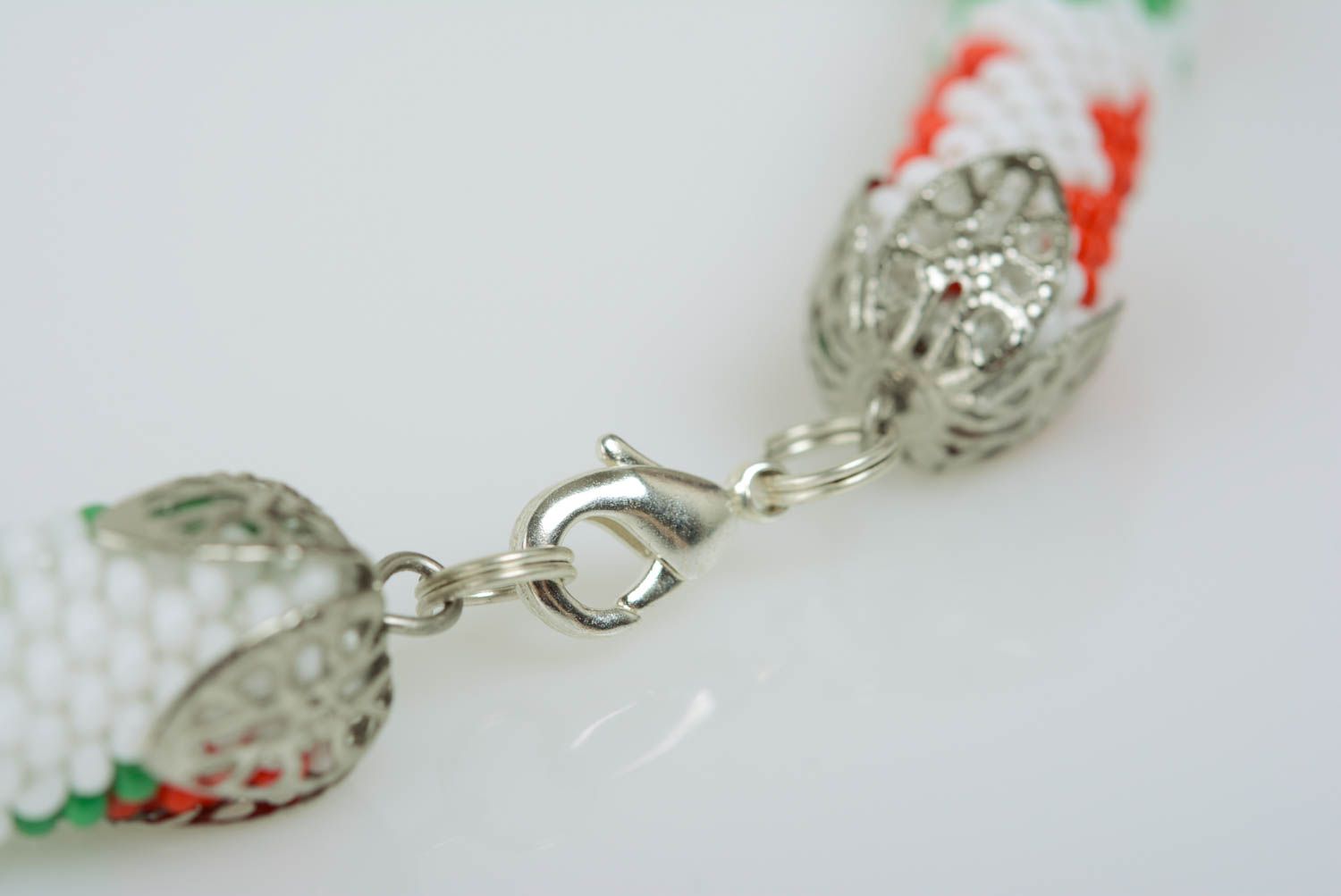 Joli collier en perles de rocaille tressé avec fleurs fait main Pavots rouges photo 5