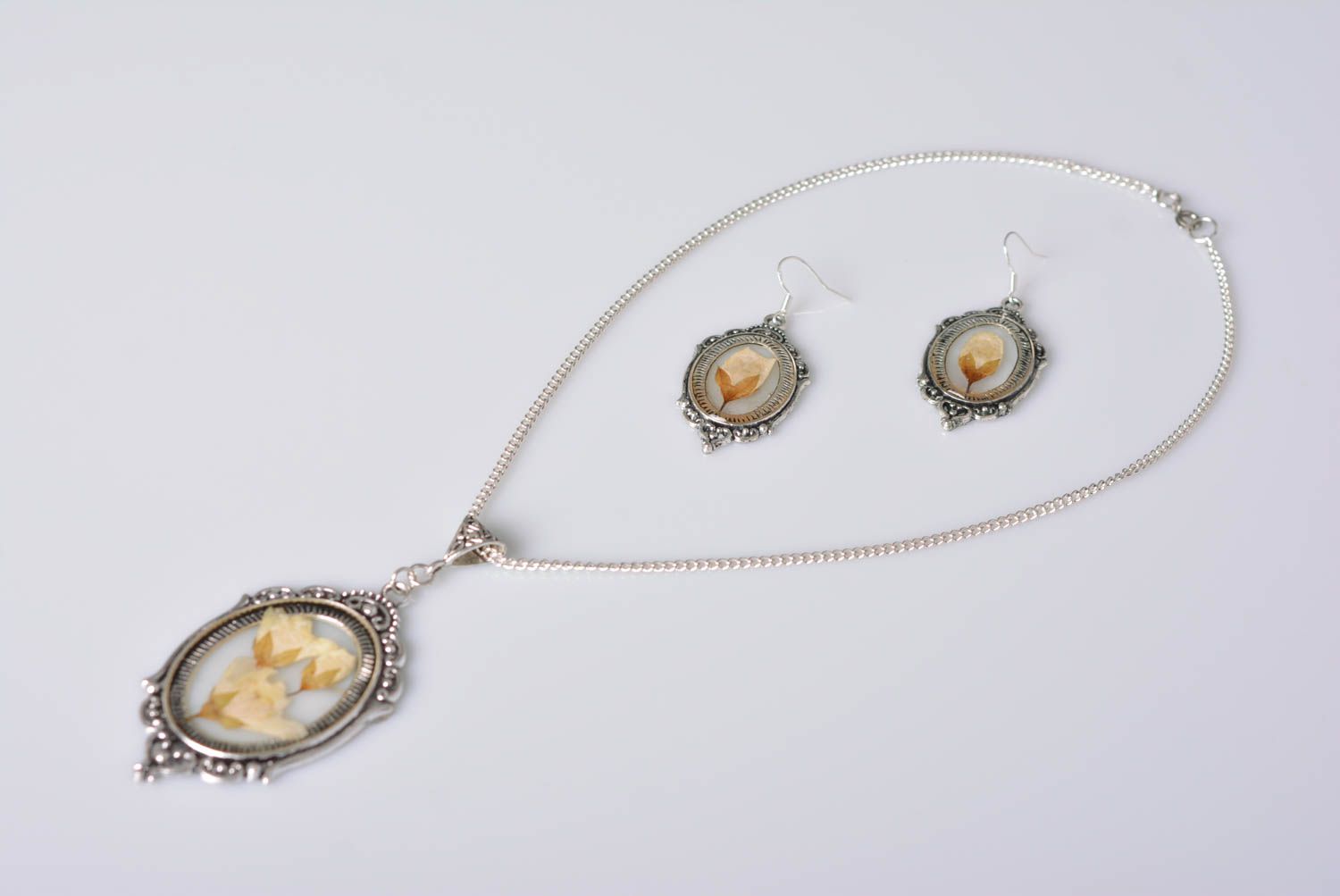 Conjunto de joyas pendientes y colgante accesorios femeninos artesanales bonitos foto 2