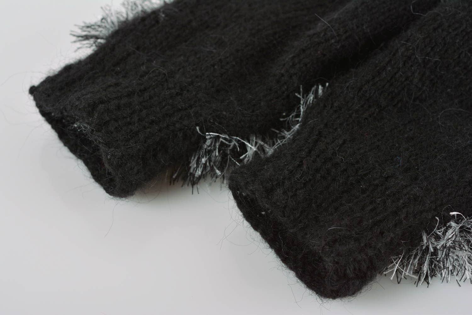 Moufles tricotées en acrylique avec des aiguilles faites main noires Hérissons photo 5