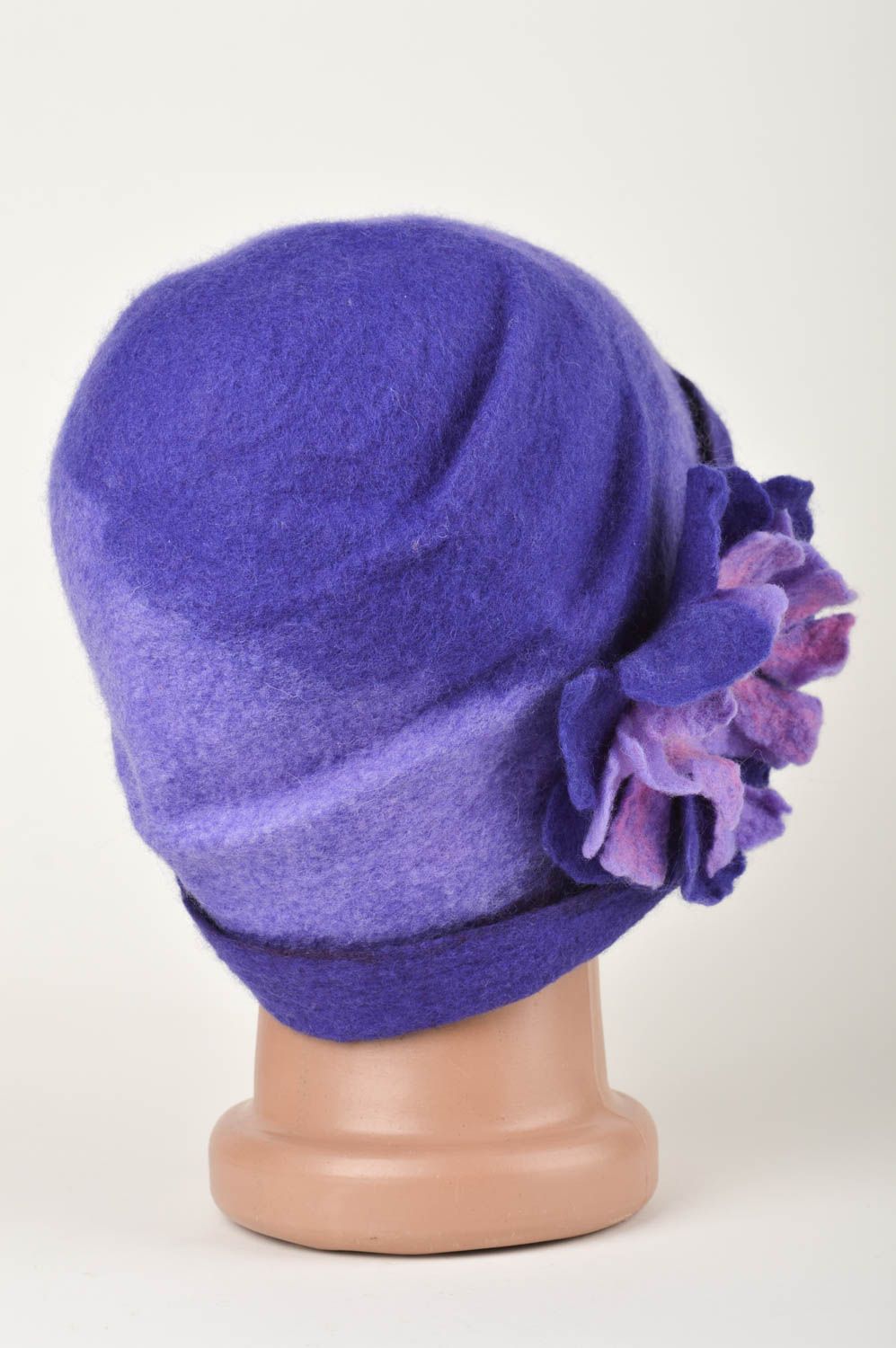 Bonnet laine fait main Chapeau chaud avec fleur tons lilas Vêtement femme photo 5