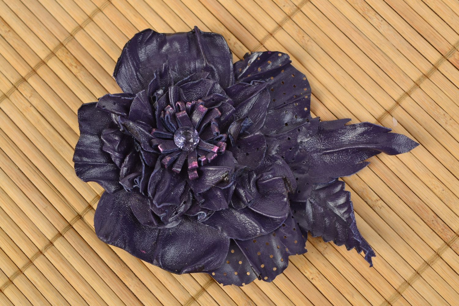 Фиолетовая кожаная брошь в виде цветка в технике гофрирования аксессуар ручной работы фото 1