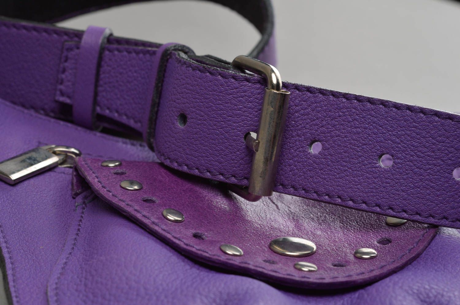 Фиолетовая сумка на пояс из натуральной кожи ручной работы авторского дизайна фото 10