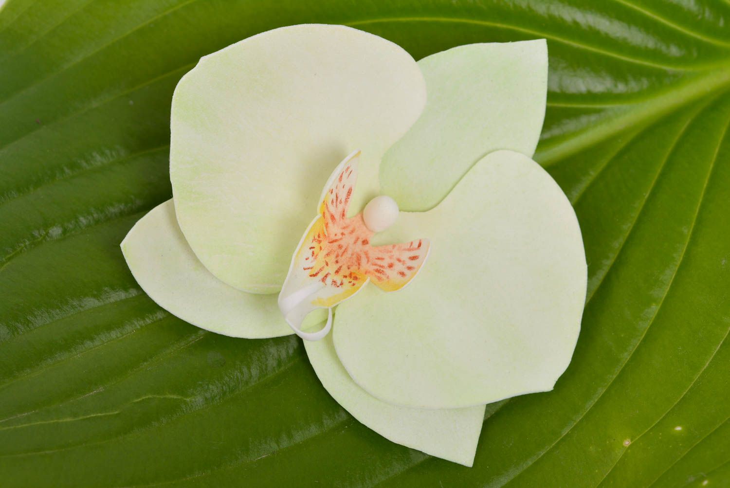 Белая заколка из фоамирана ручной работы красивая женская оригинальная Орхидея фото 1