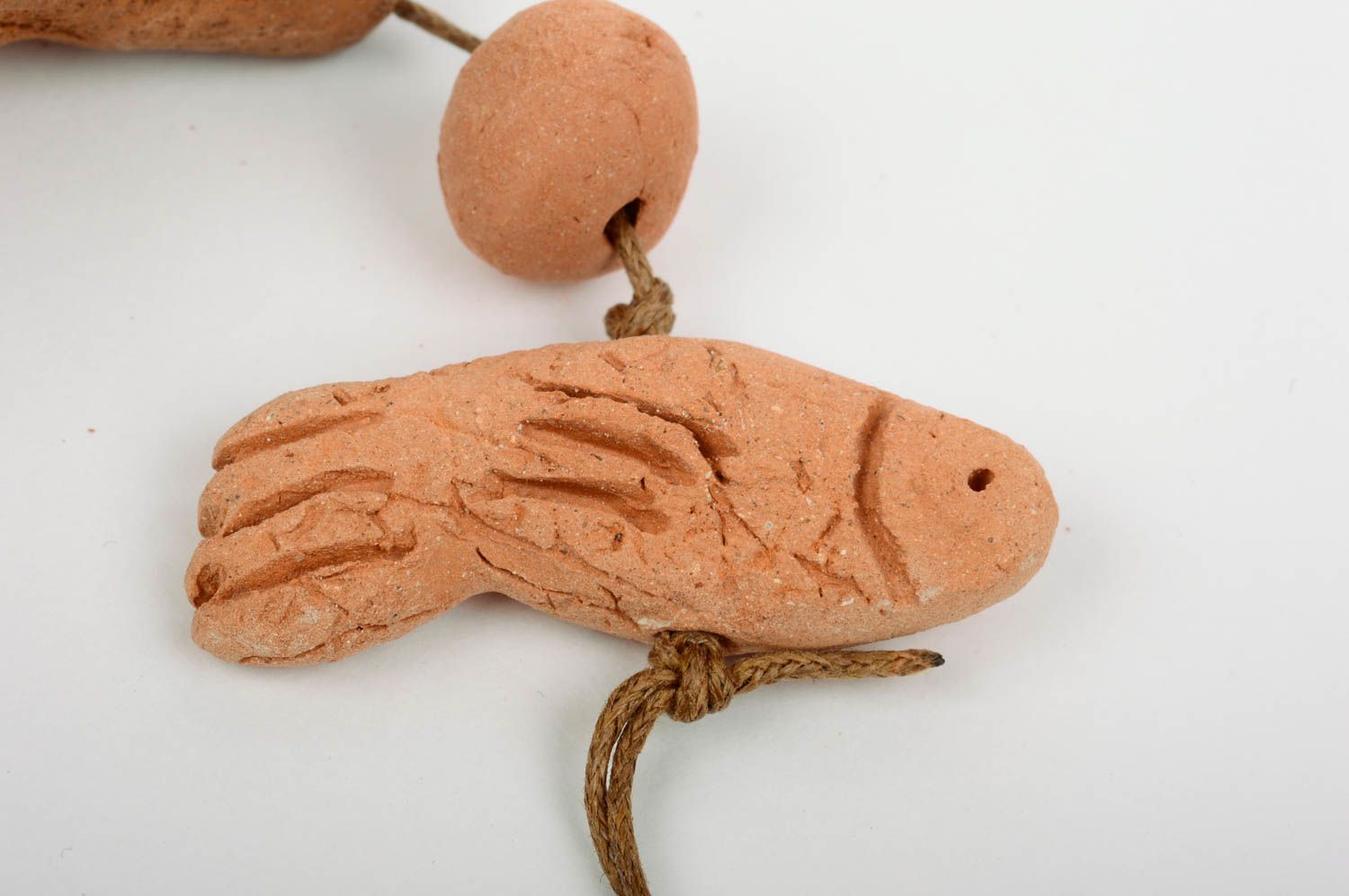 Керамический колокольчик ручной работы на шнурке с фигуркой рыбы молочение фото 3
