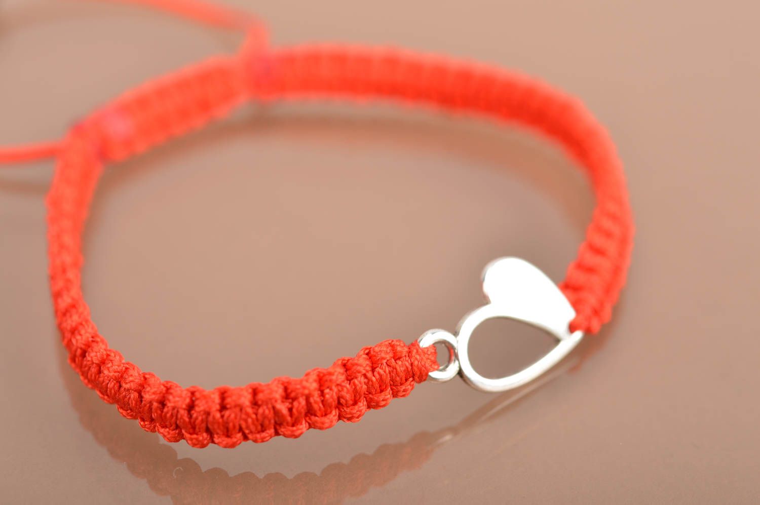 Bracelet textile rouge tressé en fils de soie fin avec cœur en métal fait main photo 4