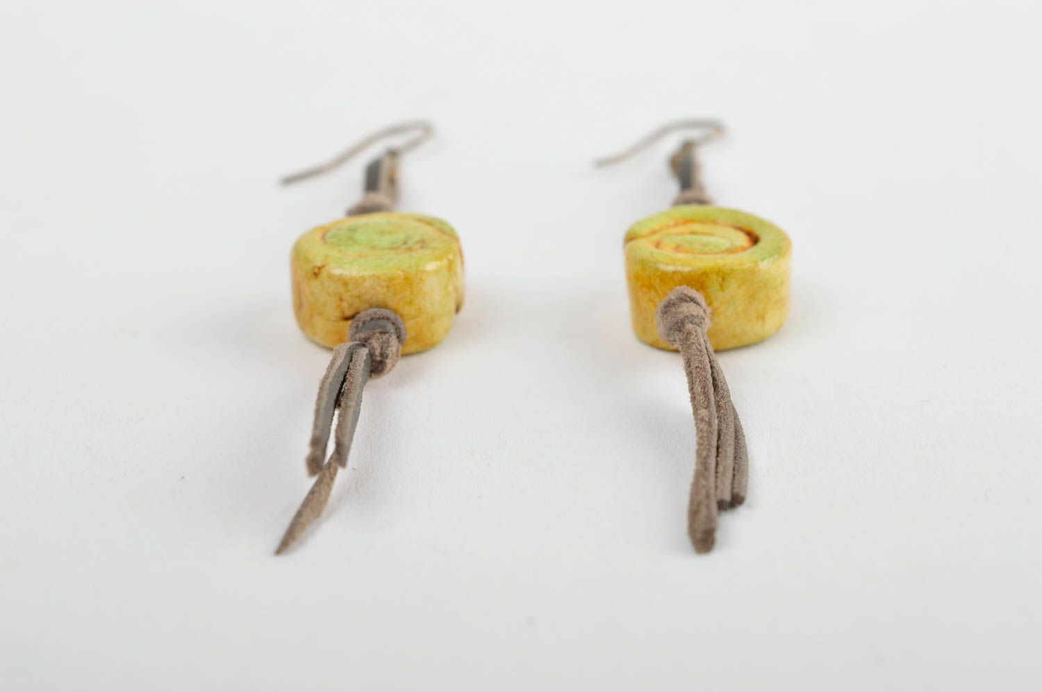 Boucles d'oreilles pendantes Bijou fait main design Accessoire femme jaune photo 4