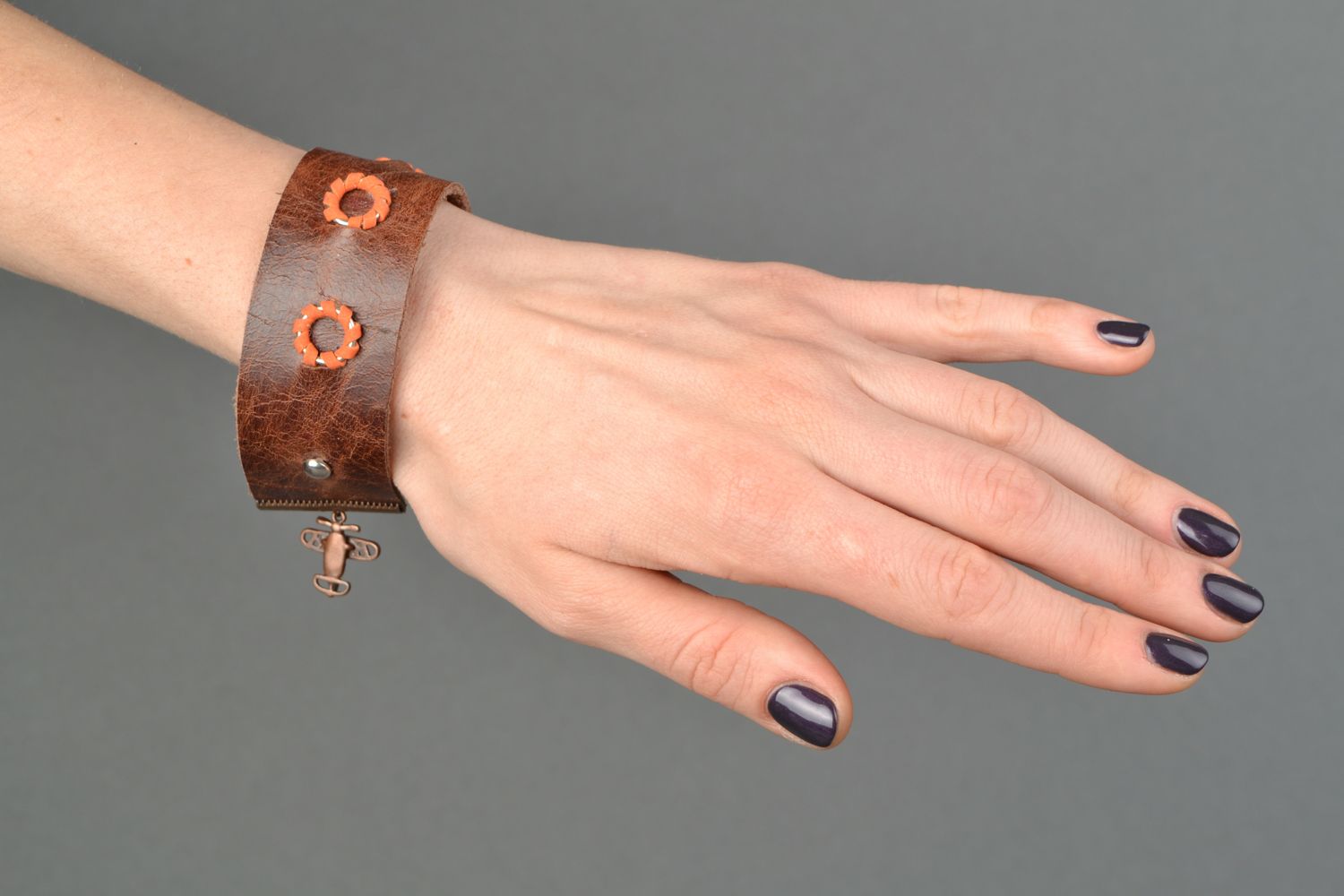 Bracelet fait main de cuir naturel marron avec métal photo 2
