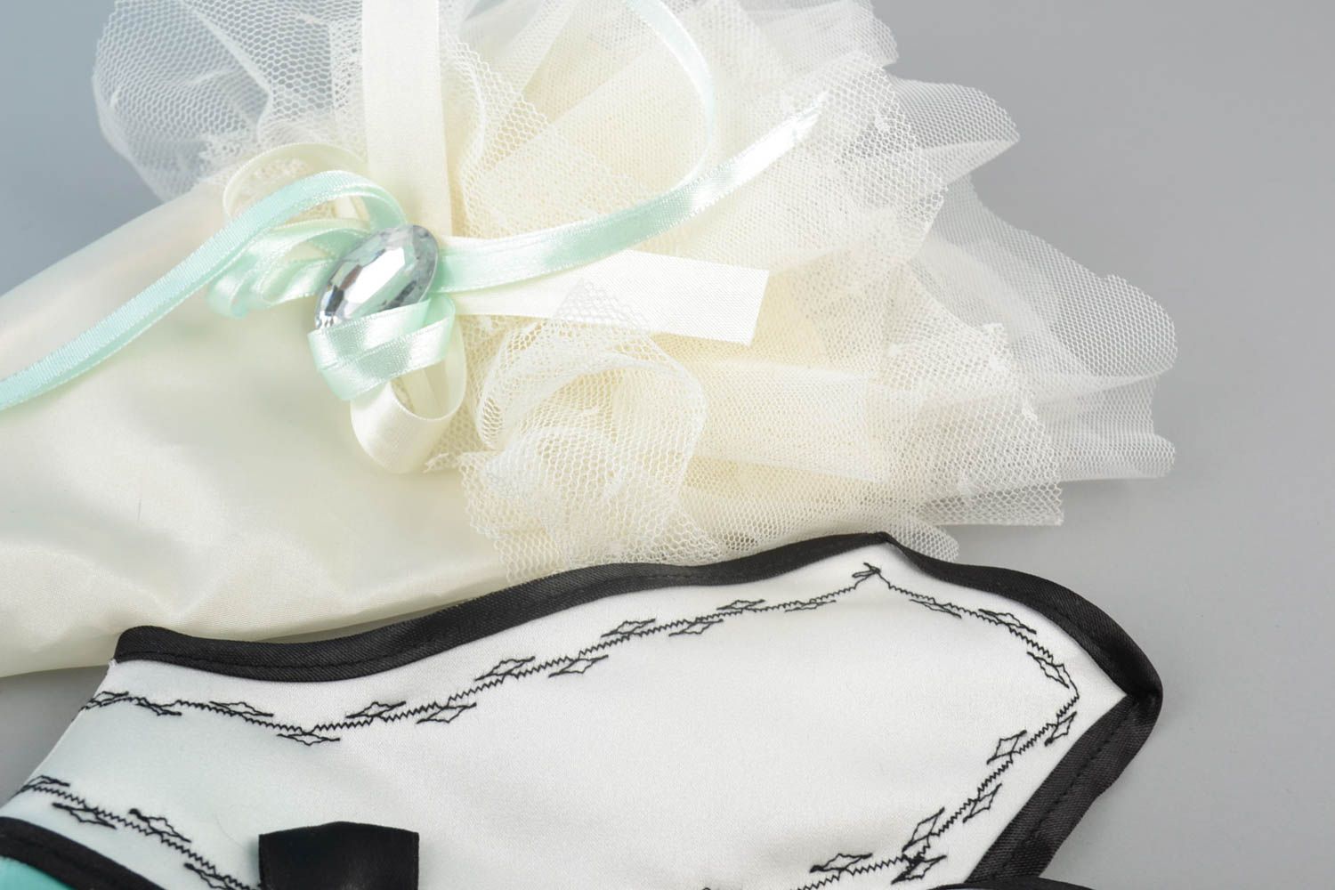 Handmade Hüllen für Flaschen Brautkleid und Anzug aus Atlas zur Hochzeit in Weiß foto 3