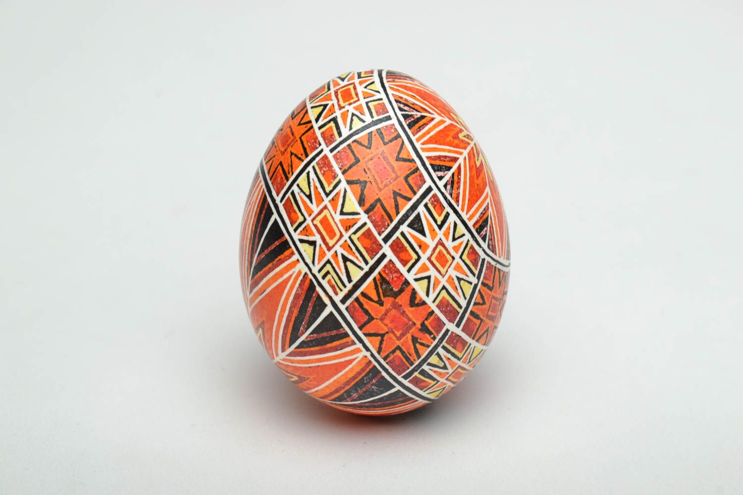 Пасхальное яйцо ручной работы с традиционной символикой фото 4