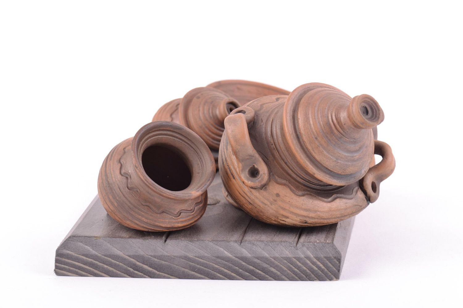 Объемное панно в виде деревянной доски с глиняной посудой кухонное хэнд мэйд фото 3