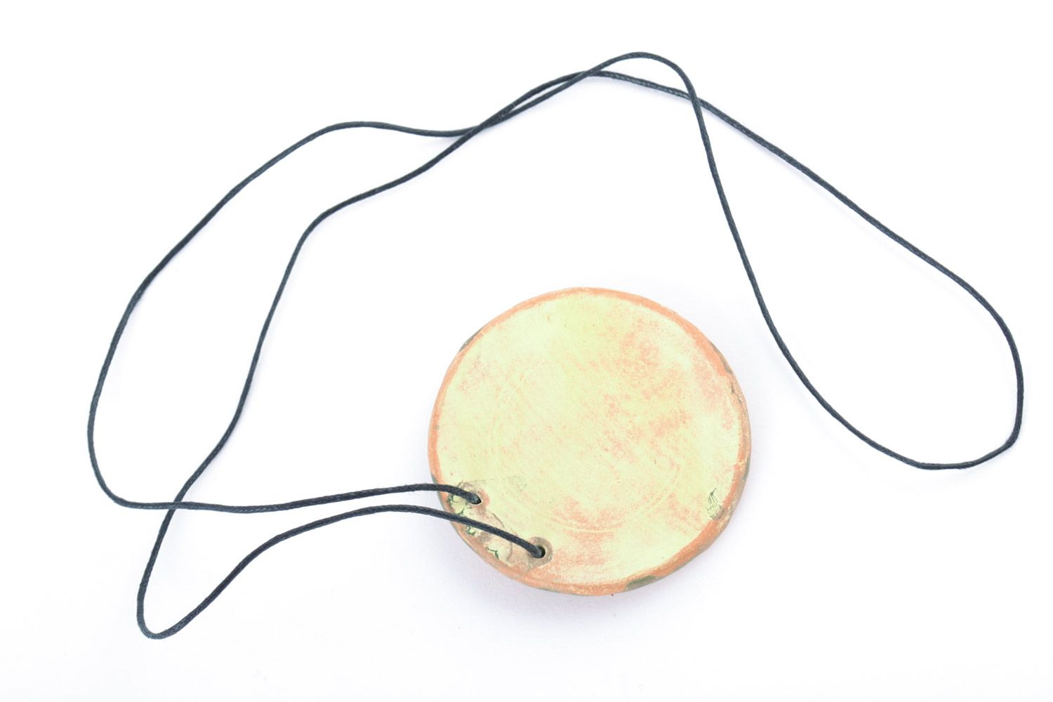 Кулон из глины ручной работы на шнурке круглый лепной светлый в этническом стиле фото 3