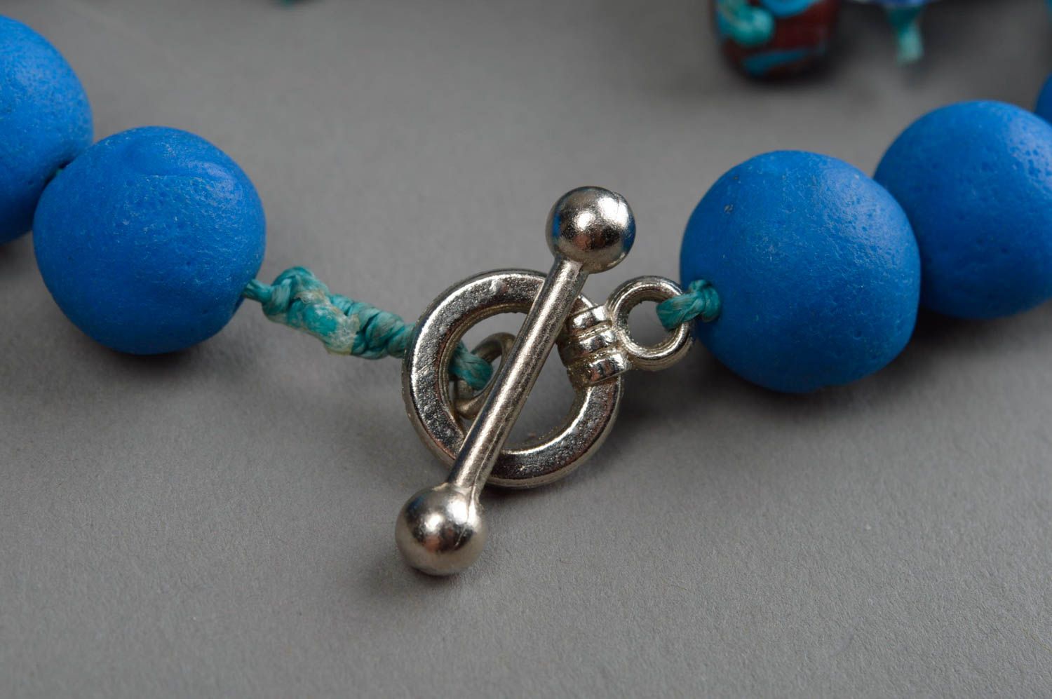 Синий наручный браслет для женщин из полимерной глины и пластика с бусинами фото 5