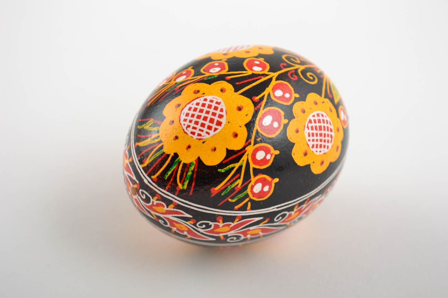 Huevo de Pascua de gallina pintado con arcílicos artesanal con girasoles foto 4