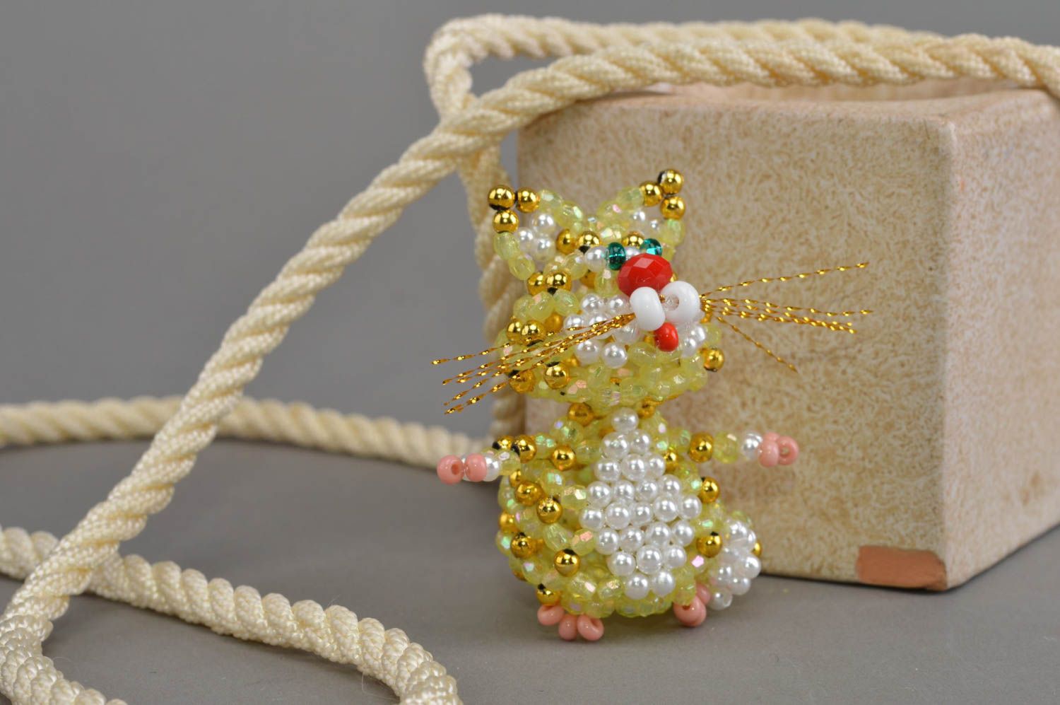 Бисерная фигурка кота лимонного ручной работы маленькая для декора дома  фото 1